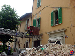 Di fronte al Palazzo del Governo